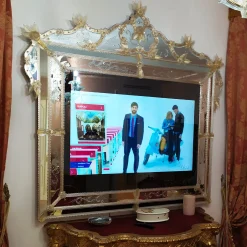 Fratelli Tosi Andrea Polo Specchio in vetro di Murano con TV