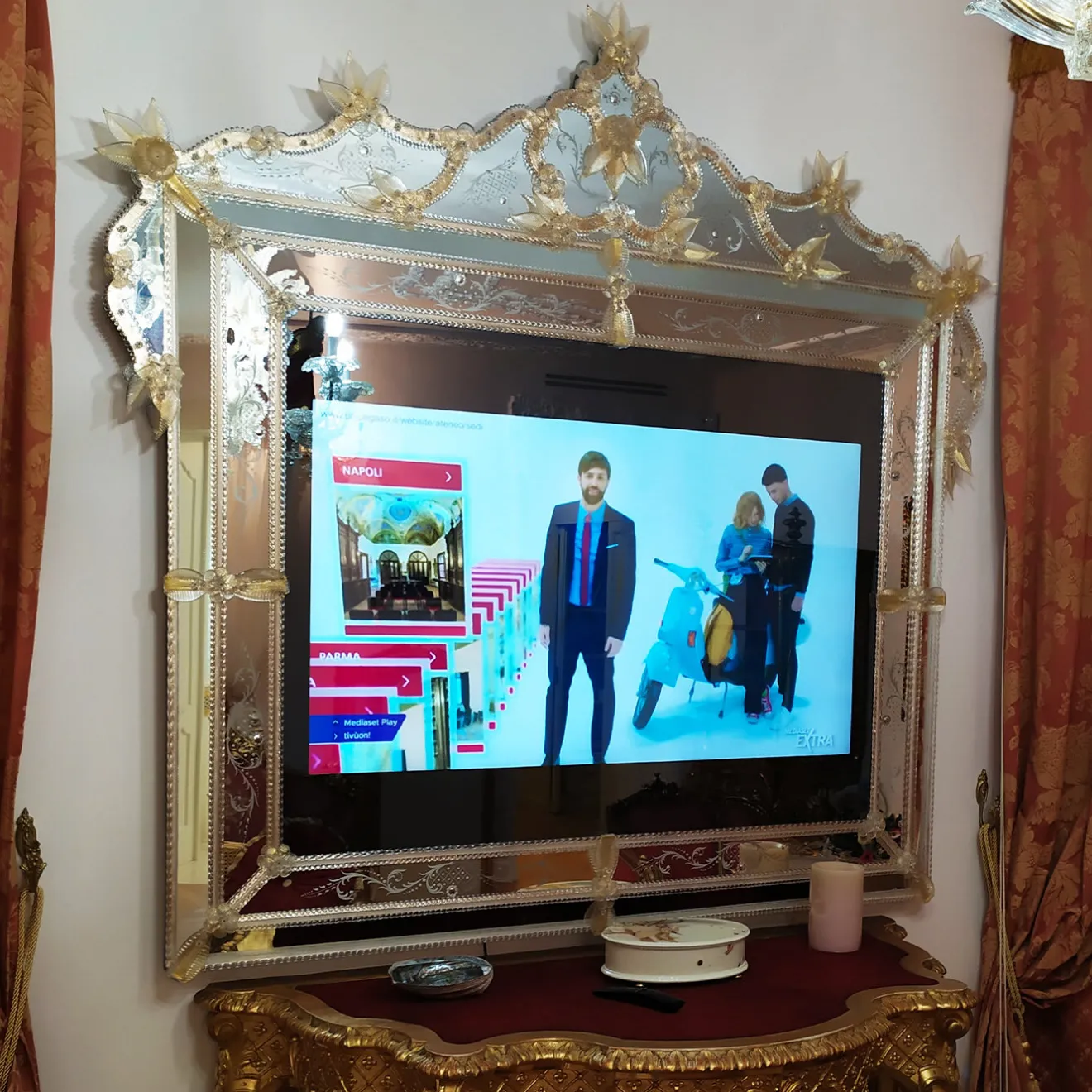 Fratelli Tosi Andrea Polo Specchio in vetro di Murano con TV