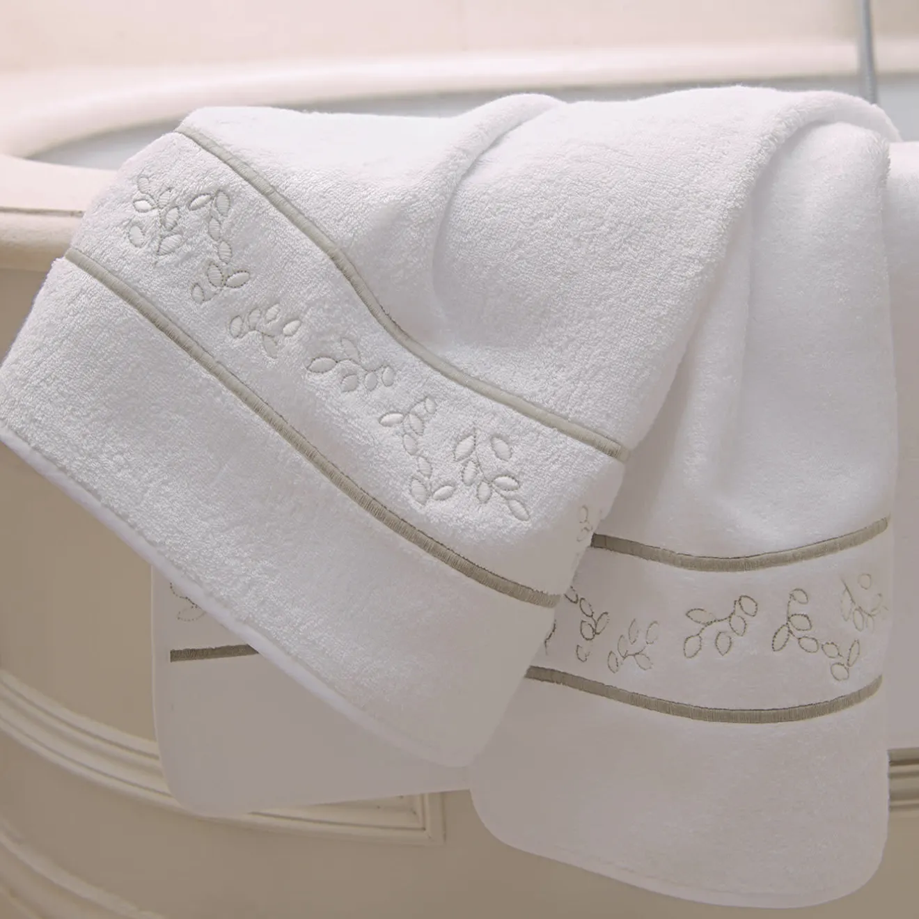 Verderoccia Asciugamano da bagno Roma White & Silver Olive