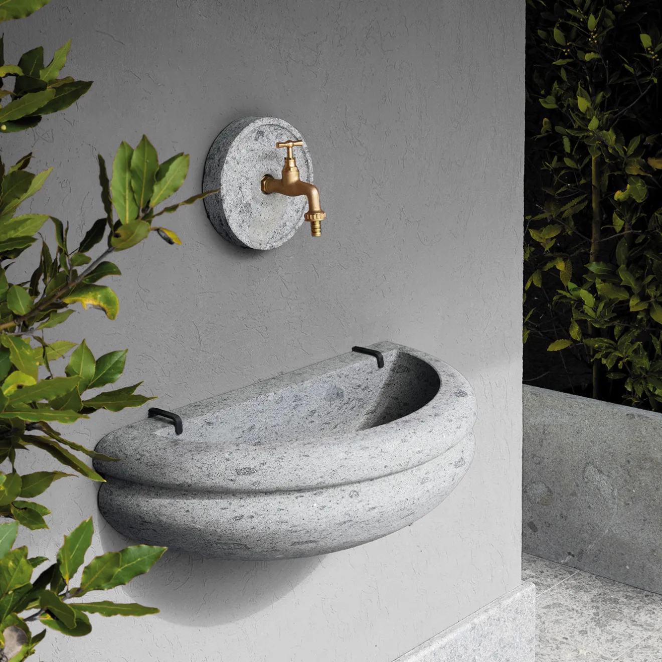 Veltha Outdoor Stone Design Bacino esterno in pietra peperino grigia Rasna
