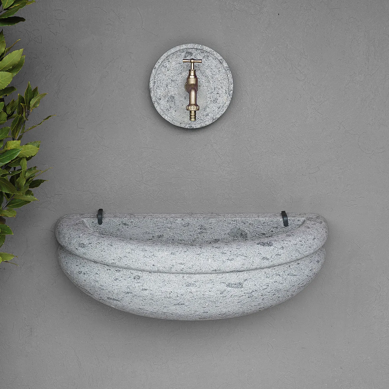 Veltha Outdoor Stone Design Bacino esterno in pietra peperino grigia Rasna