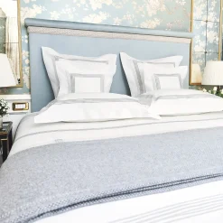 Verderoccia Camicie da letto Boudoir bianco e grigio chiaro di Four Generations