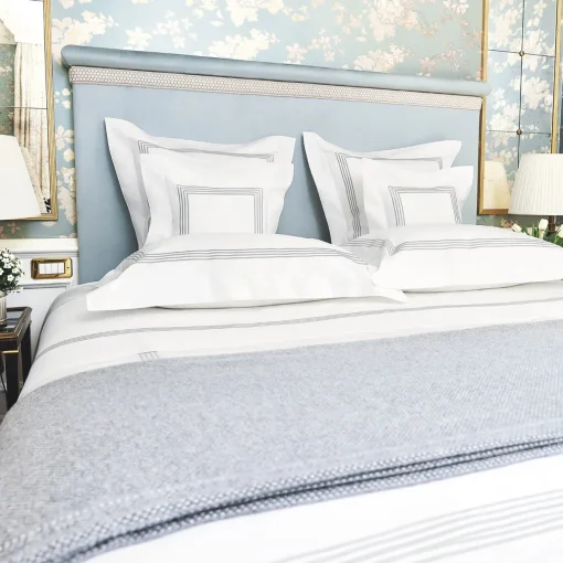 Verderoccia Camicie da letto Boudoir bianco e grigio chiaro di Four Generations