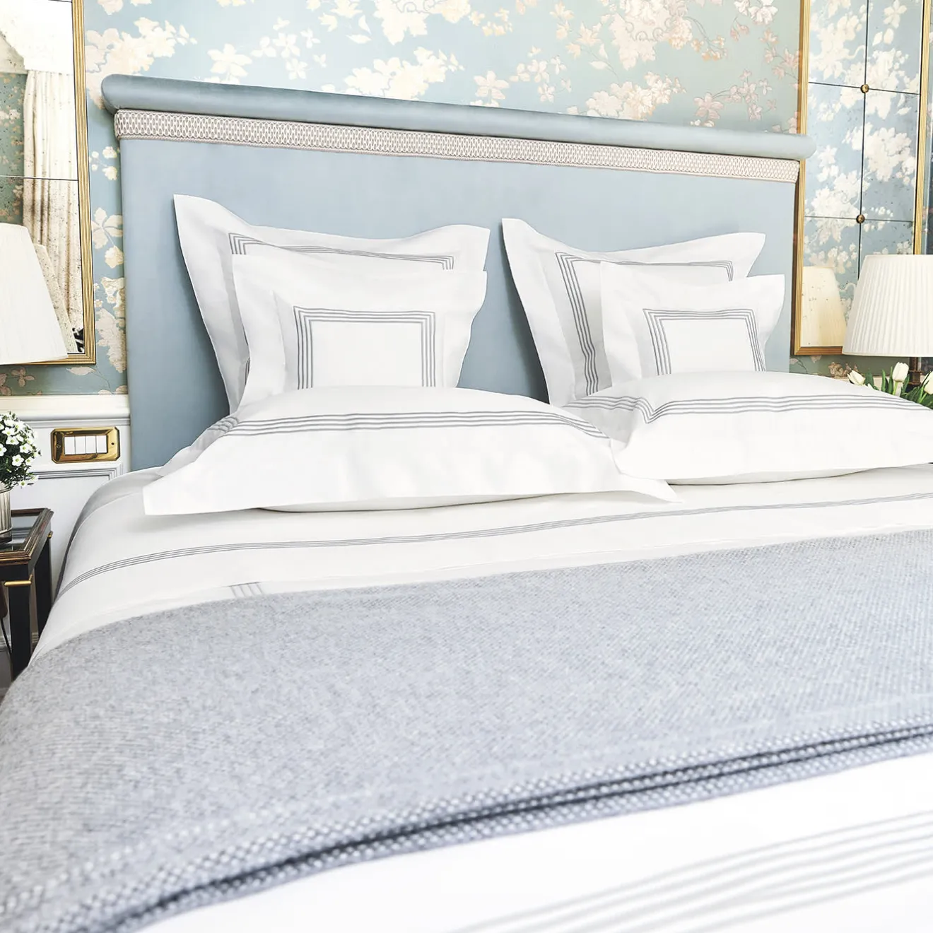 Verderoccia Camicie da letto Boudoir bianco e grigio chiaro di Four Generations