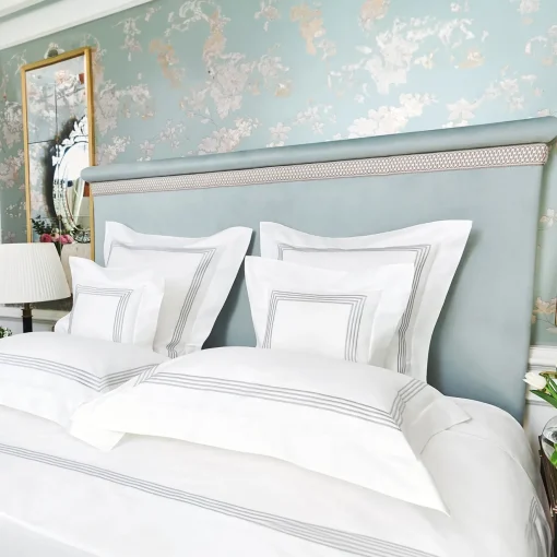 Verderoccia Camicie da letto Boudoir bianco e grigio chiaro di Four Generations