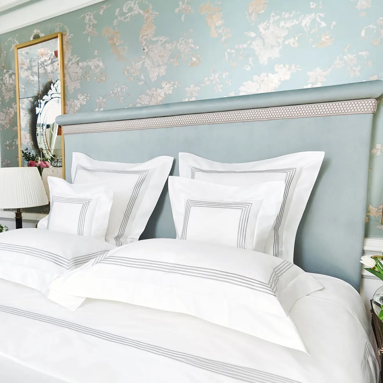 Verderoccia Camicie da letto Boudoir bianco e grigio chiaro di Four Generations