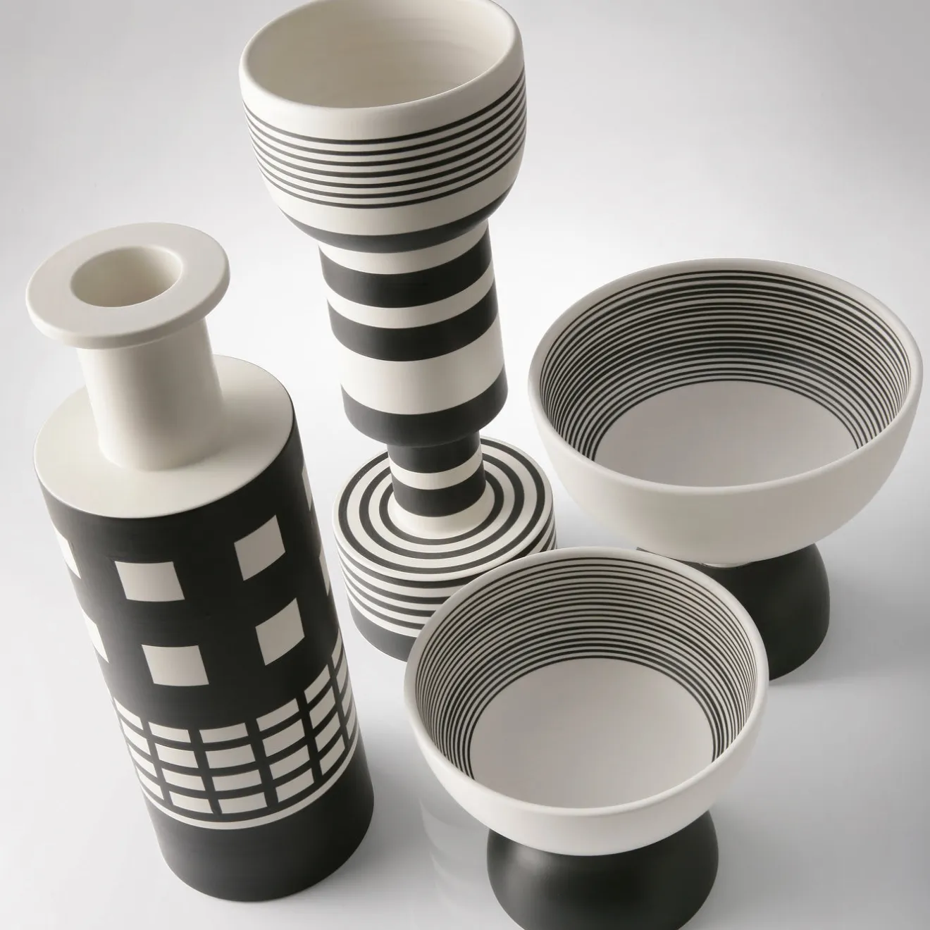 Bitossi Ceramiche Centrotavola alto bianco e nero di Ettore Sottsass