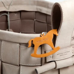 Bottega Conticelli Cestino in pelle intrecciata grigio