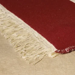 The House of Lyria Coperta Ciconi in lana e lino con frange beige e rosse