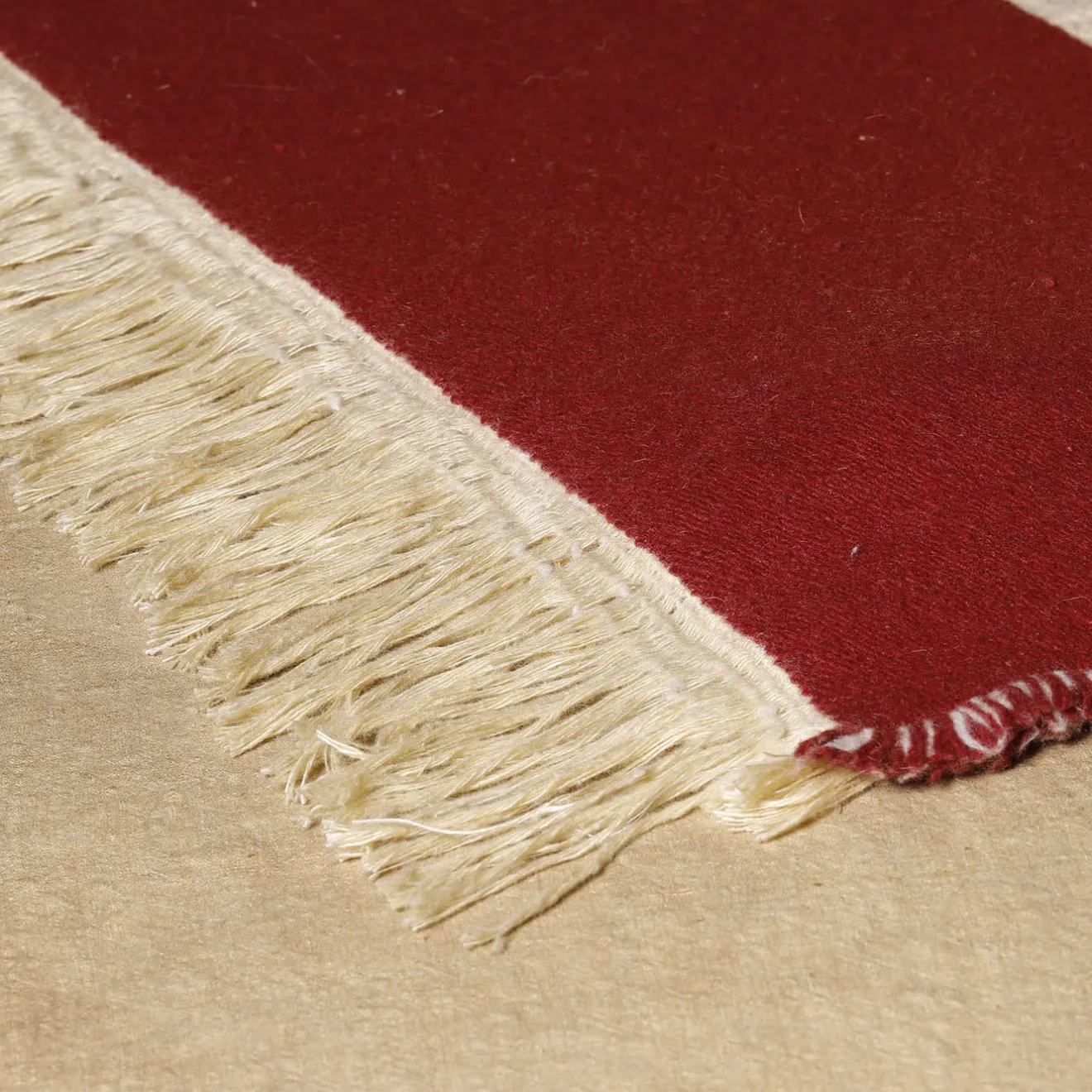 The House of Lyria Coperta Ciconi in lana e lino con frange beige e rosse