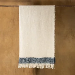 The House of Lyria Coperta Druig con frange beige e blu