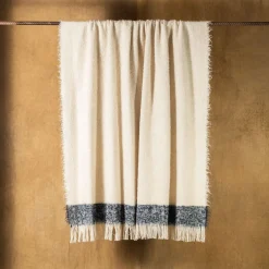 The House of Lyria Coperta Druig con frange beige e blu