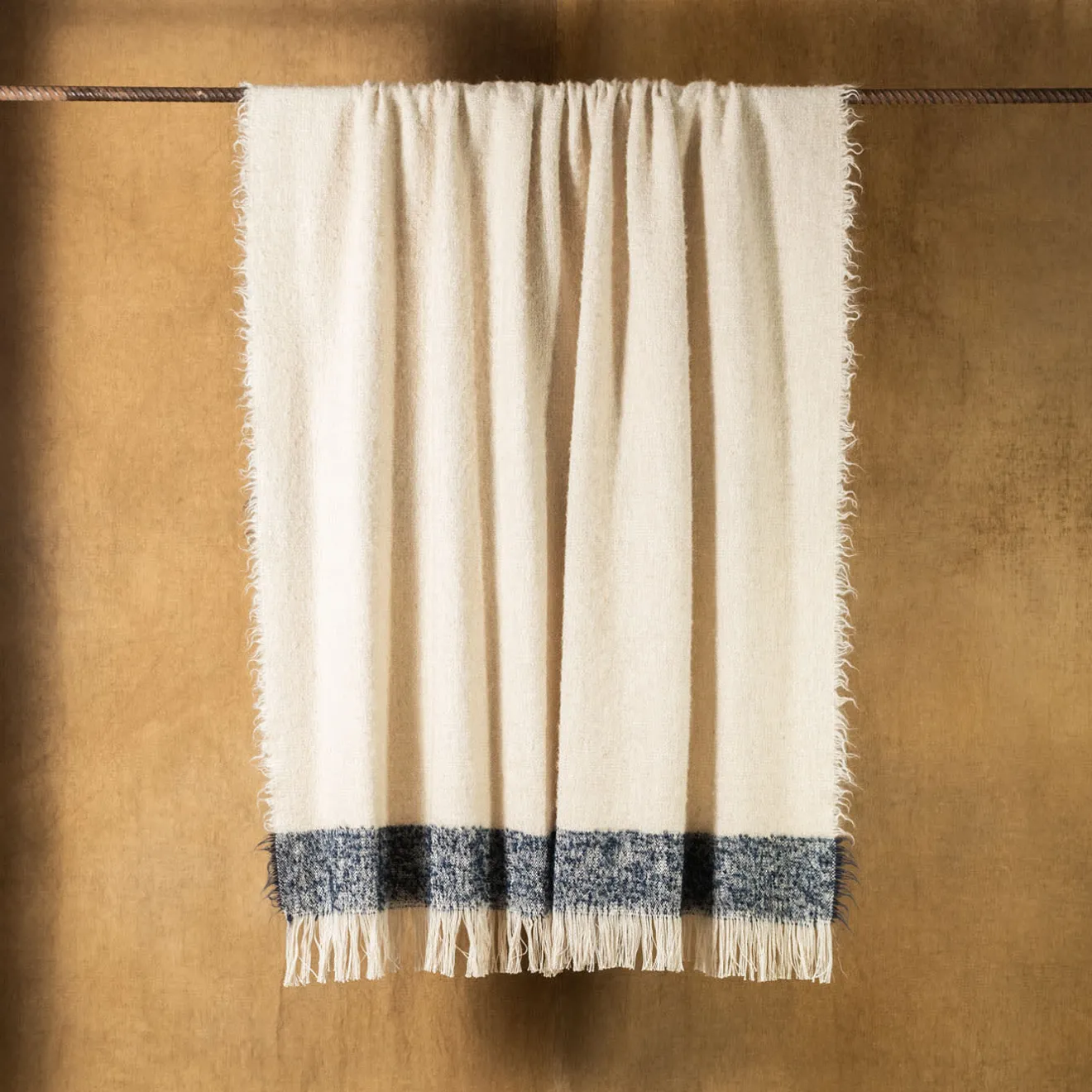 The House of Lyria Coperta Druig con frange beige e blu