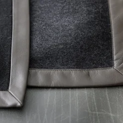 Alonpi Coperta piccola nera con orlo in pelle Salon