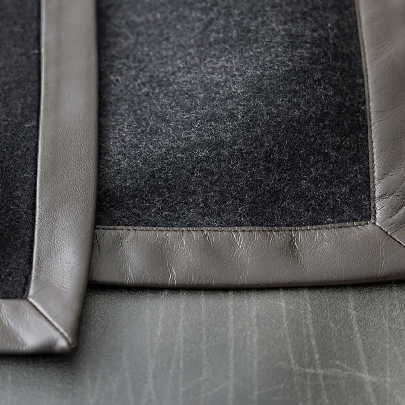 Alonpi Coperta piccola nera con orlo in pelle Salon