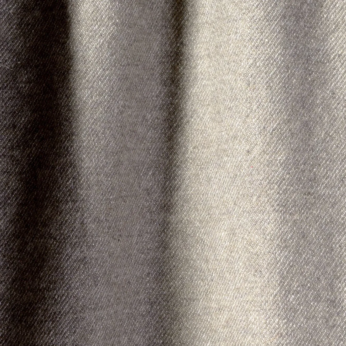 The House of Lyria Coperta Rigoroso con frange in cashmere e lino policromatico