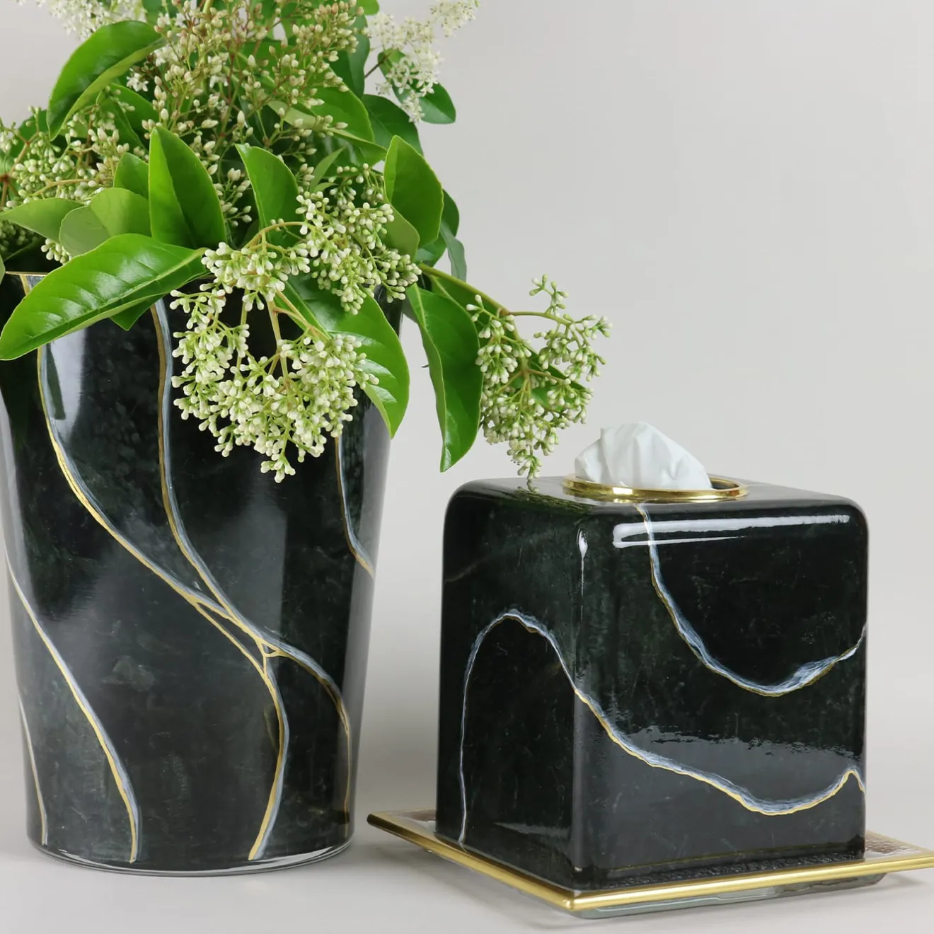 Griffe Montenapoleone by Vetrerie di Empoli Copri fazzoletti di vetro ispirati al marmo nero con dettagli dorati