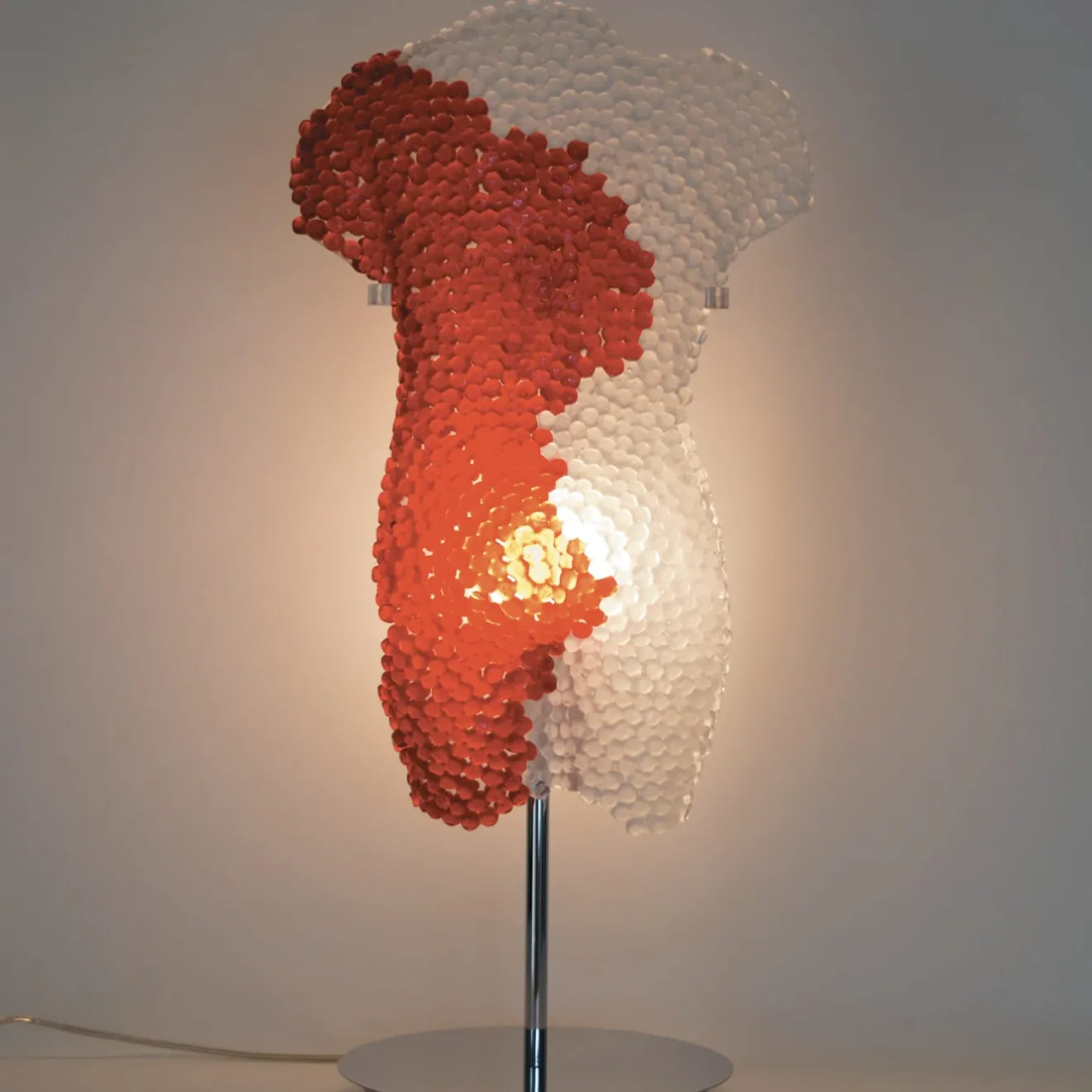 VéVé Glass Corpo scultura in cristallo rosso con sistema retroilluminato