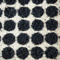 The House of Lyria Cuscino Armoise quadrato in bouclé bianco e nero a pois