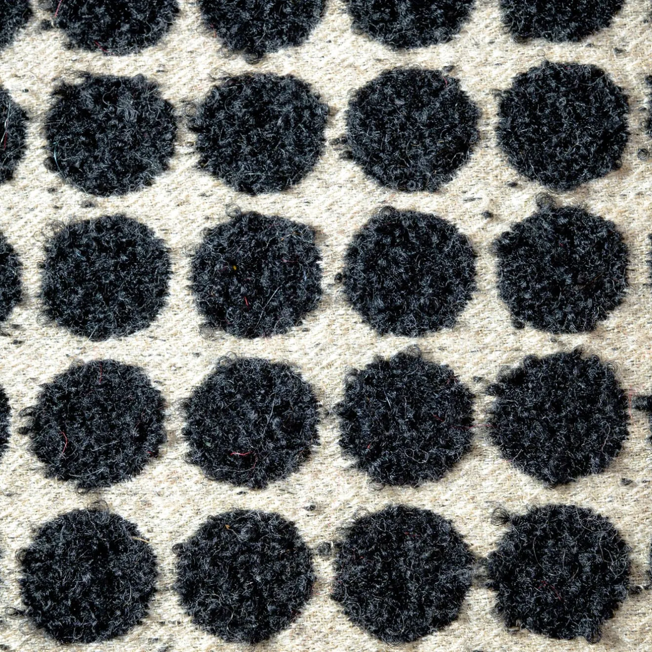 The House of Lyria Cuscino Armoise quadrato in bouclé bianco e nero a pois