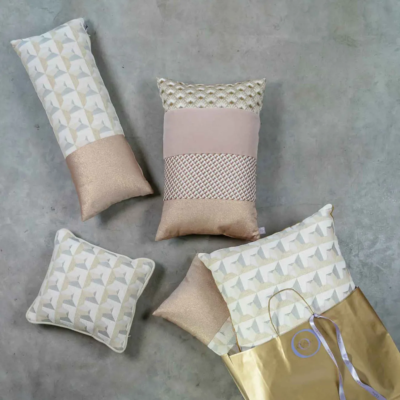 l'Opificio Cuscino Carrè bianco in tessuto jacquard geometrico