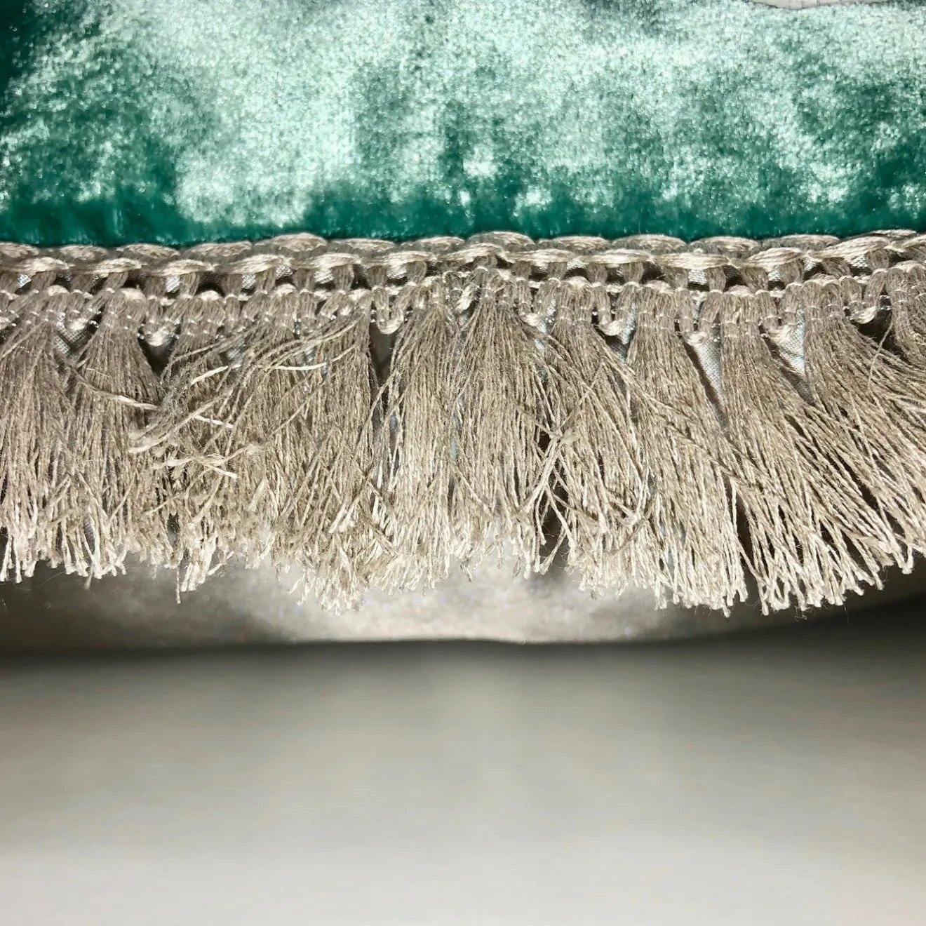 Anna Paola Cibin Cuscino con fiori grigi