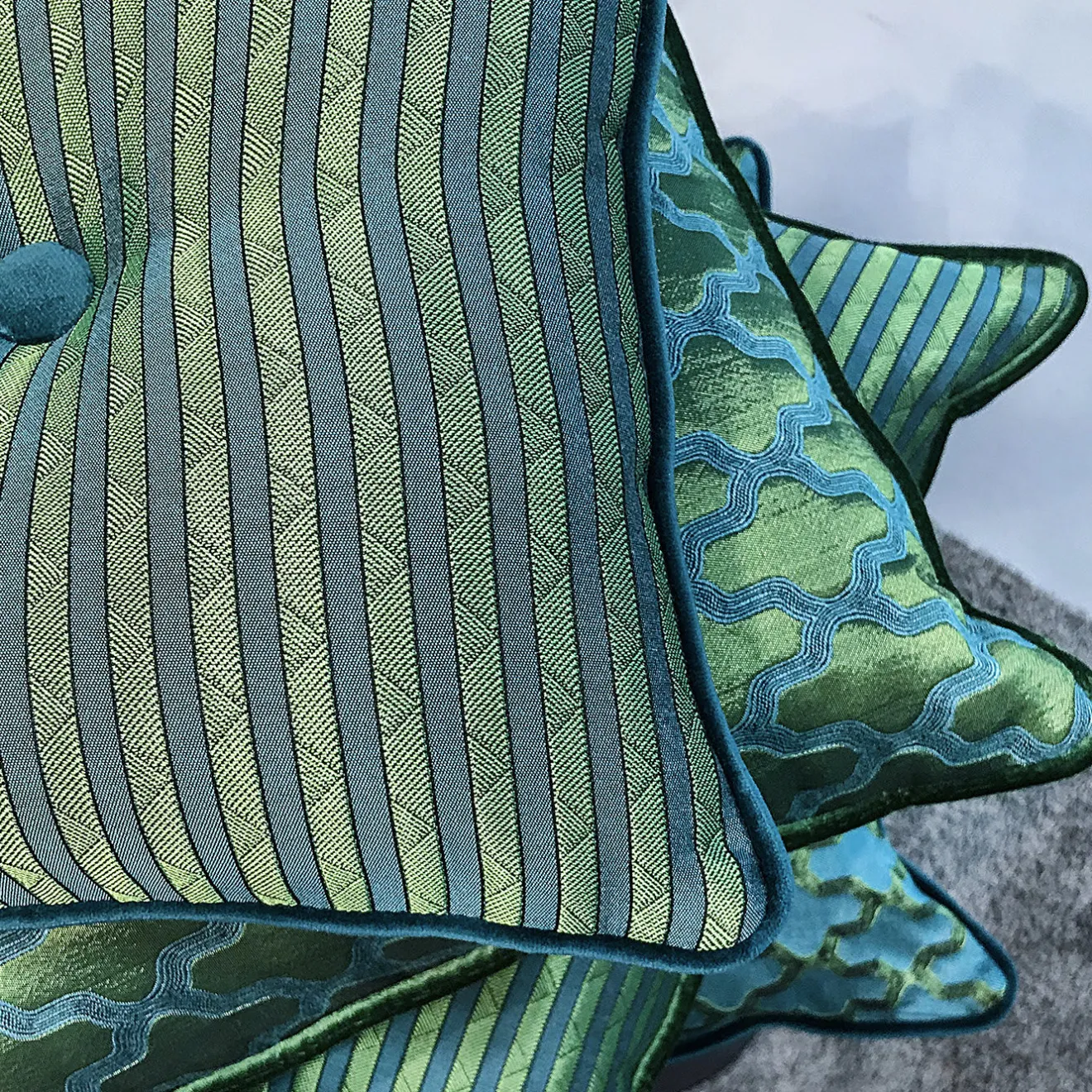 l'Opificio Cuscino Emerald Carré in tessuto jacquard a righe e velluto di seta
