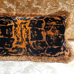 Tessitura Bevilacqua Cuscino in velluto tartaruga fatto a mano con rifiniture in marabù