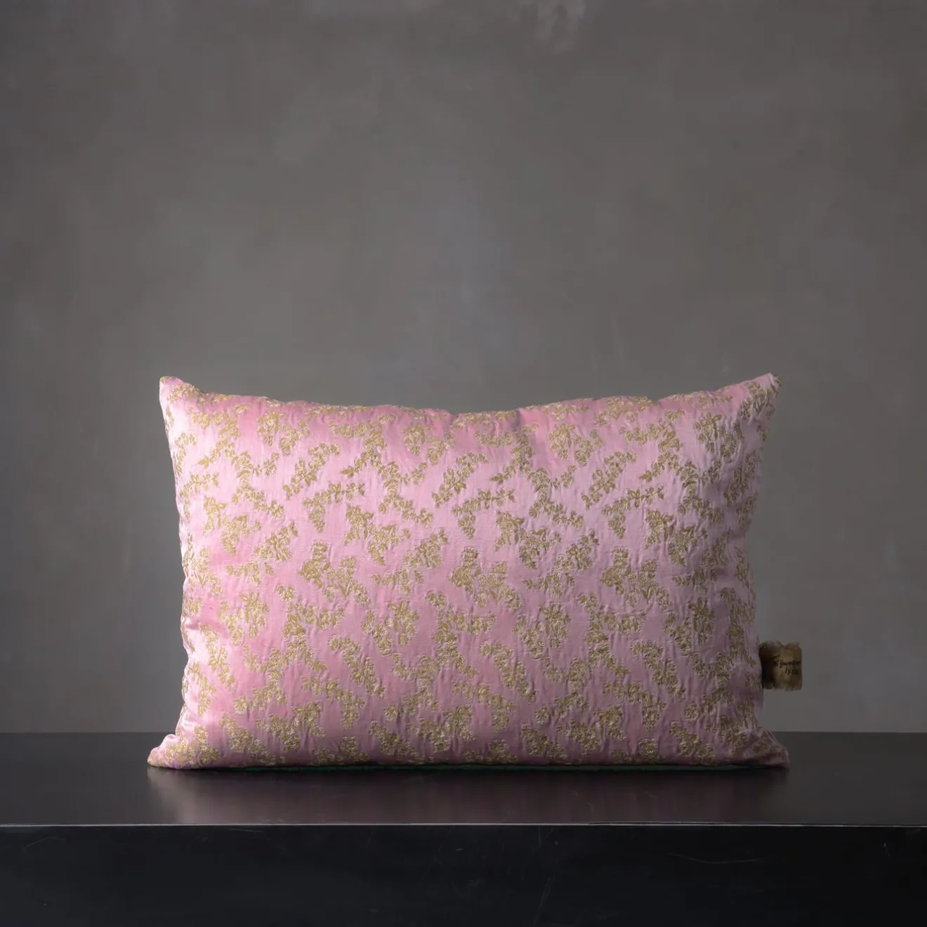 The House of Lyria Cuscino Ledbetter rettangolare floreale rosa e oro