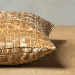 The House of Lyria Cuscino quadrato Celidonia in velluto jacquard dorato