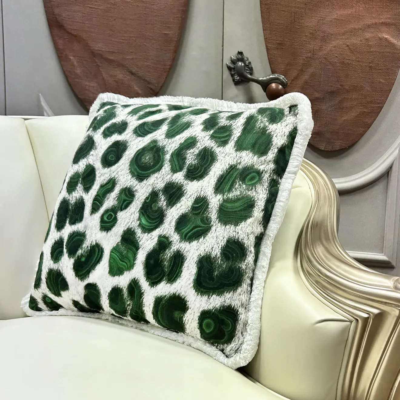 Sergio Villa Cuscino quadrato con frange Spotted Malachite di Carlo Rampazzi