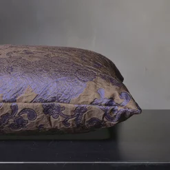 The House of Lyria Cuscino quadrato in flanella floreale viola jacquard