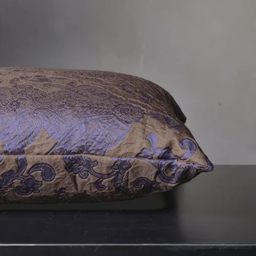 The House of Lyria Cuscino quadrato in flanella floreale viola jacquard