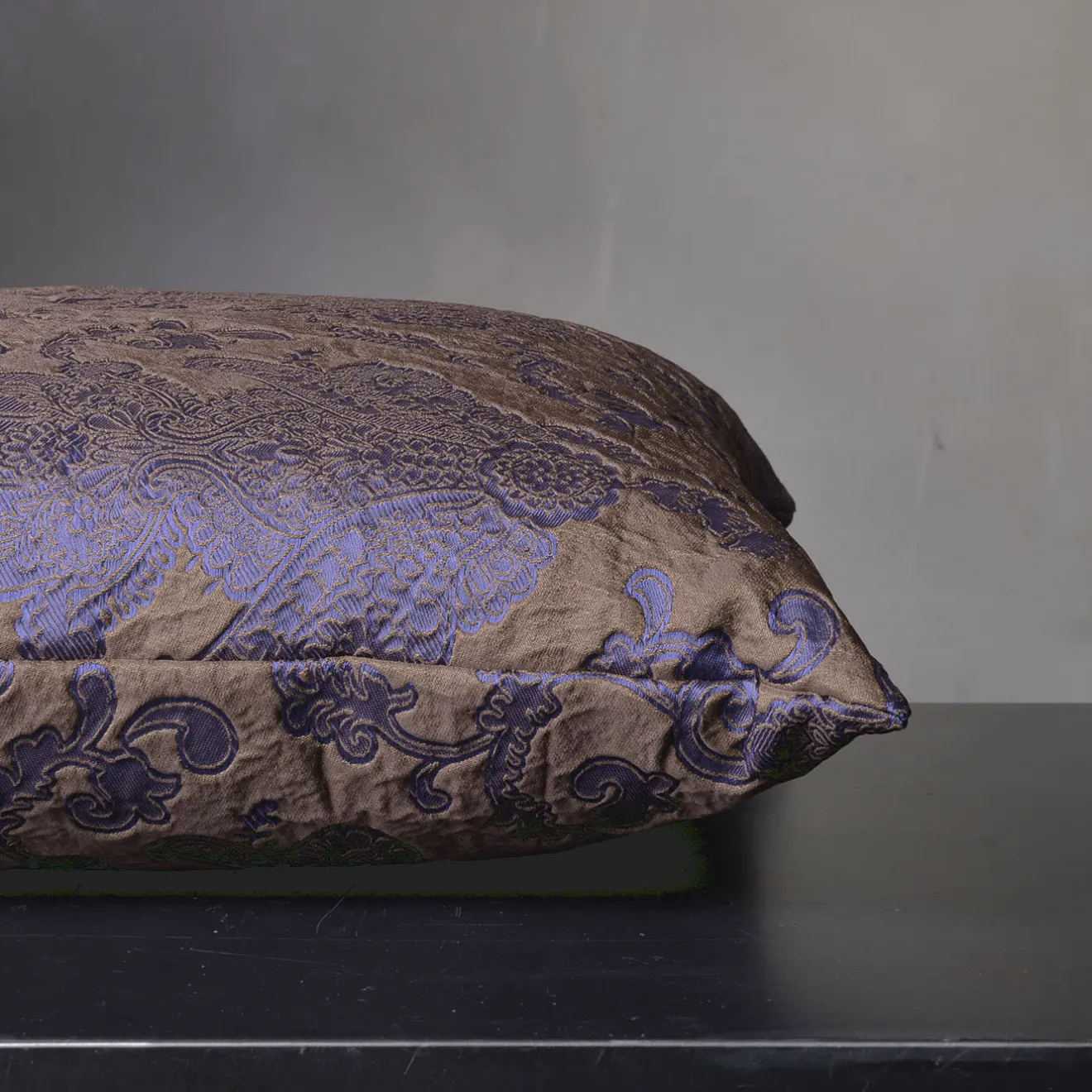 The House of Lyria Cuscino quadrato in flanella floreale viola jacquard