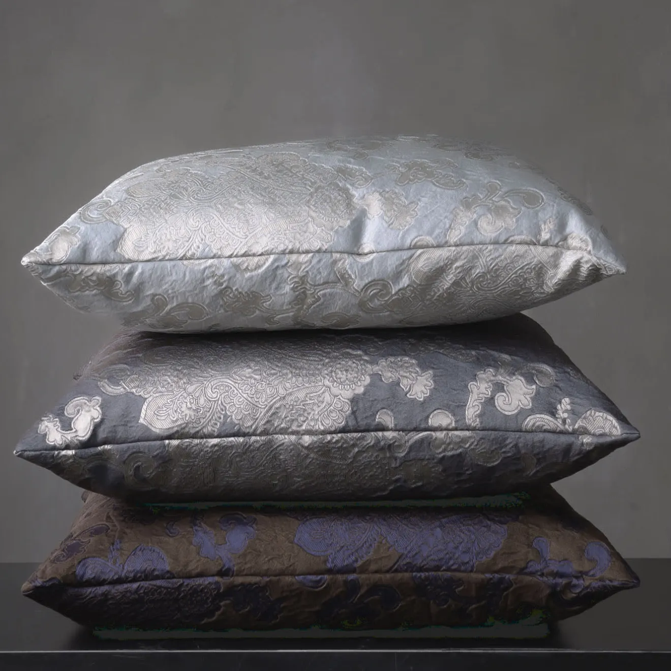 The House of Lyria Cuscino quadrato in flanella floreale viola jacquard