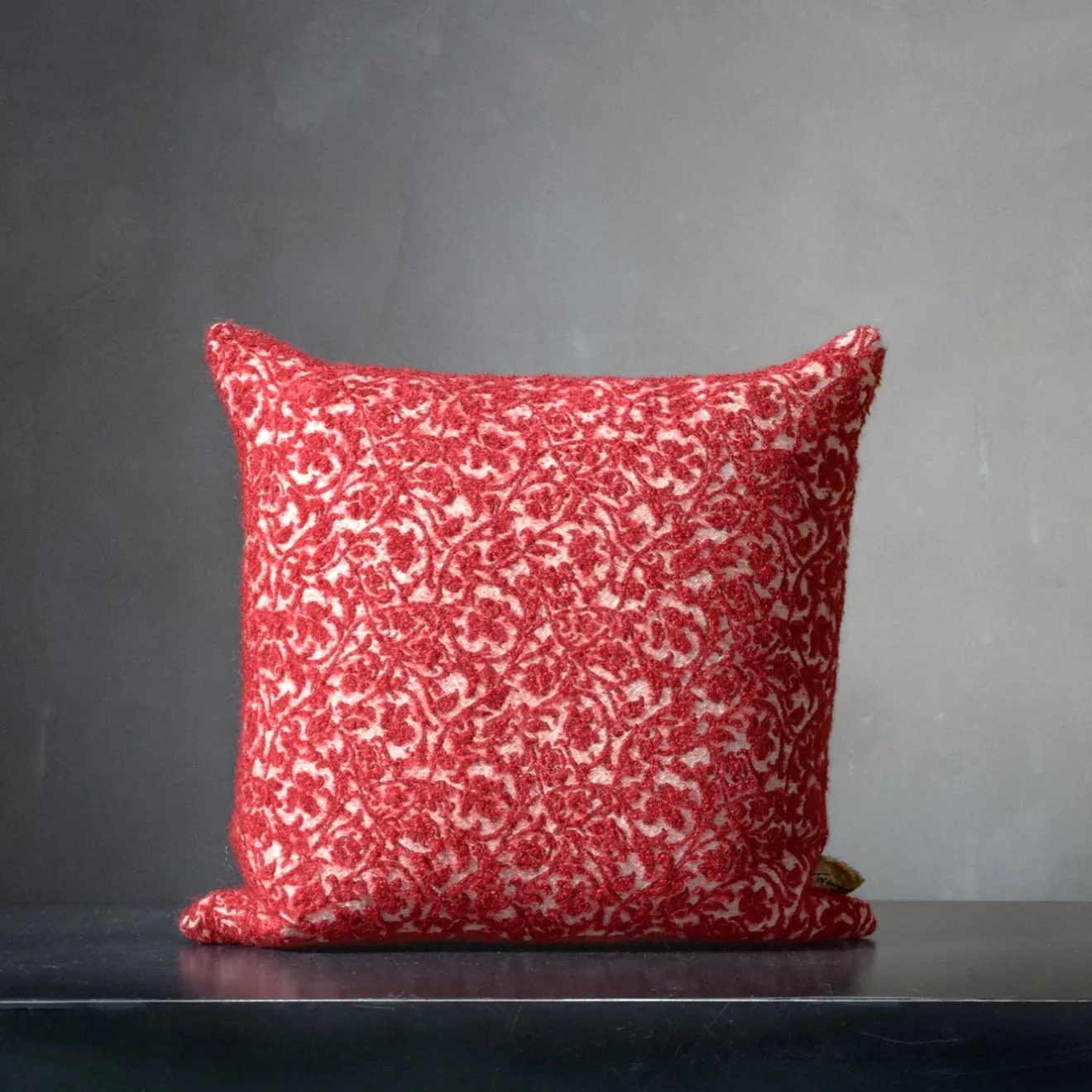 The House of Lyria Cuscino quadrato Polypode in lana boucle bianca e rossa con motivo floreale