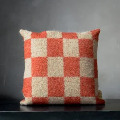 The House of Lyria Cuscino quadrato Ronce a scacchi arancione e beige in mohair