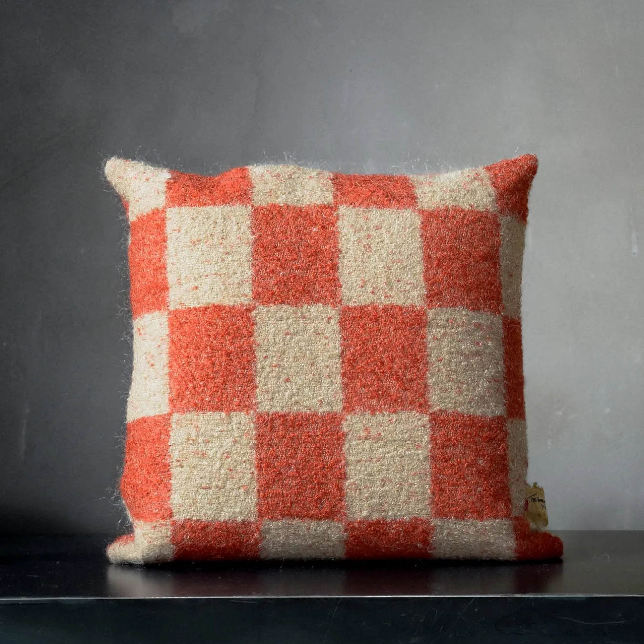 The House of Lyria Cuscino quadrato Ronce a scacchi arancione e beige in mohair