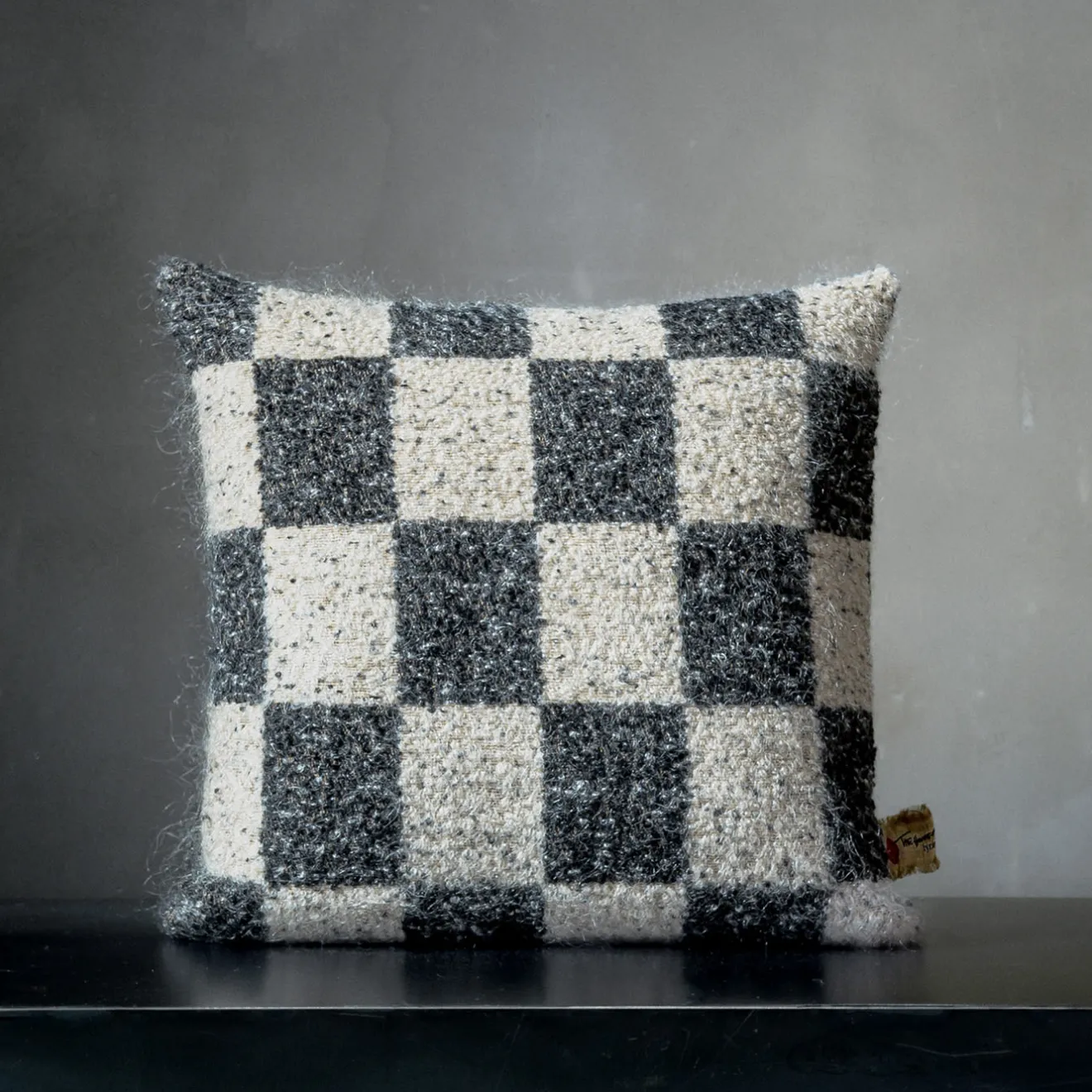 The House of Lyria Cuscino quadrato Ronce a scacchi bianchi e neri in mohair