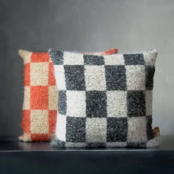 The House of Lyria Cuscino quadrato Ronce a scacchi bianchi e neri in mohair