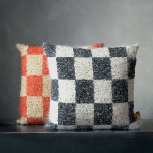 The House of Lyria Cuscino quadrato Ronce a scacchi bianchi e neri in mohair