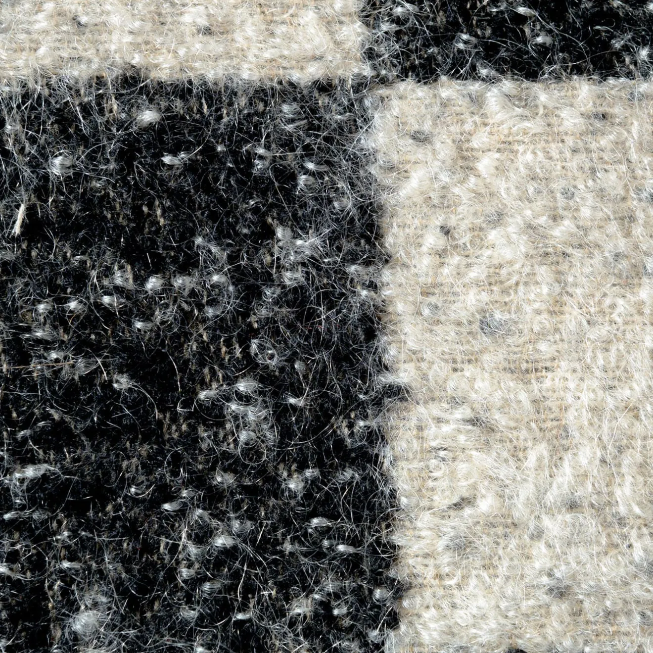 The House of Lyria Cuscino quadrato Ronce a scacchi bianchi e neri in mohair