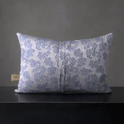 The House of Lyria Cuscino rettangolare in jacquard blu e argentato con motivo floreale Murcia