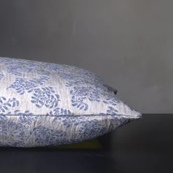 The House of Lyria Cuscino rettangolare in jacquard blu e argentato con motivo floreale Murcia
