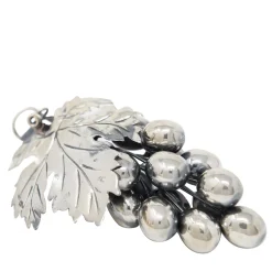 Brandimarte Firenze Decorazione con grappolo d'uva in argento