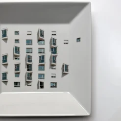 Grand Tour by Vito Nesta La Finestra Sul Cortile Piccolo Videopoche quadrata in porcellana #3