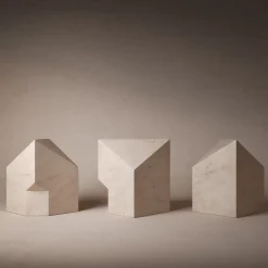 Salvatori La scultura in travertino Petra di Patricia Urquiol di Village-Kore