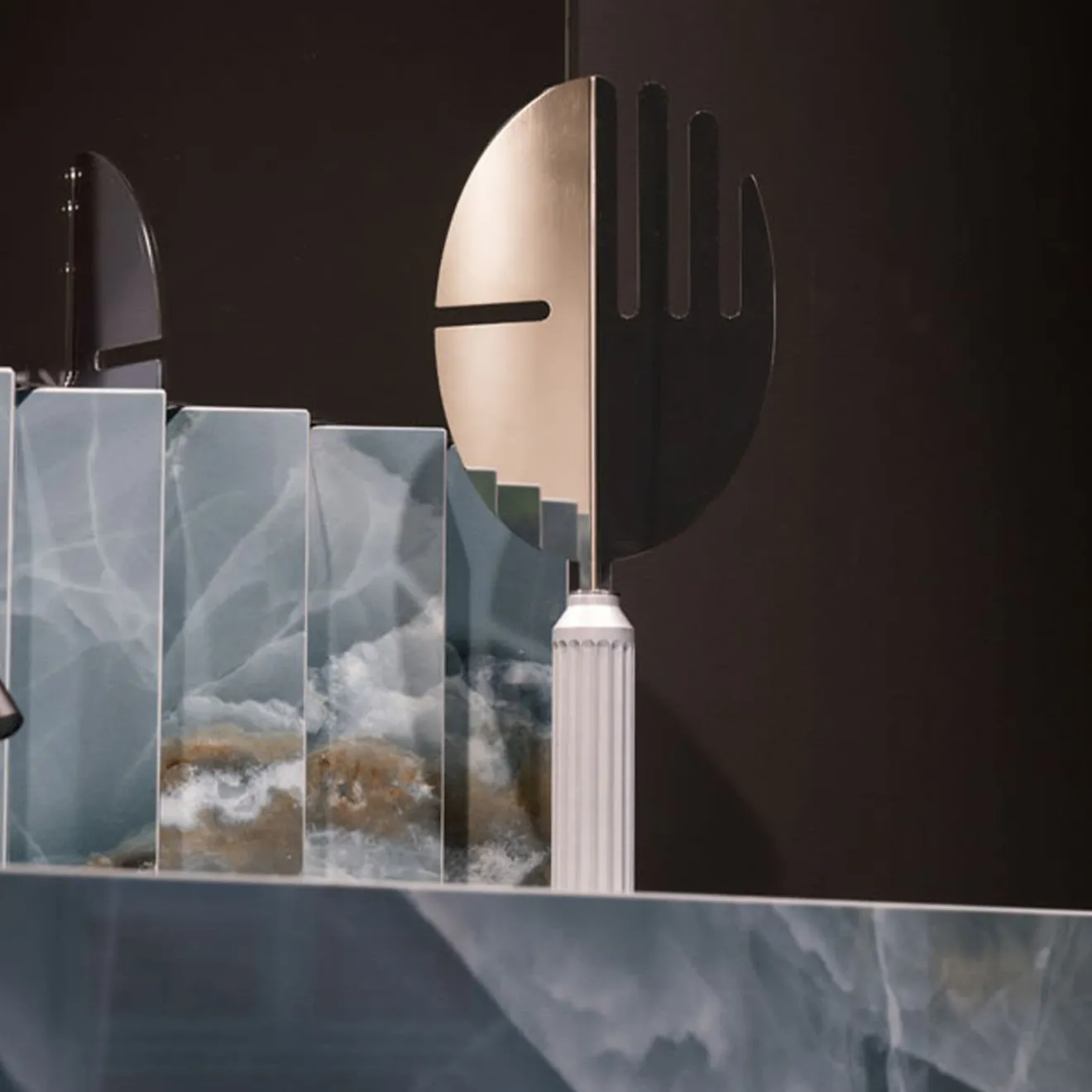 Pollini Home Lavandino per bagno Ratio con backsplash di Sapiens Design