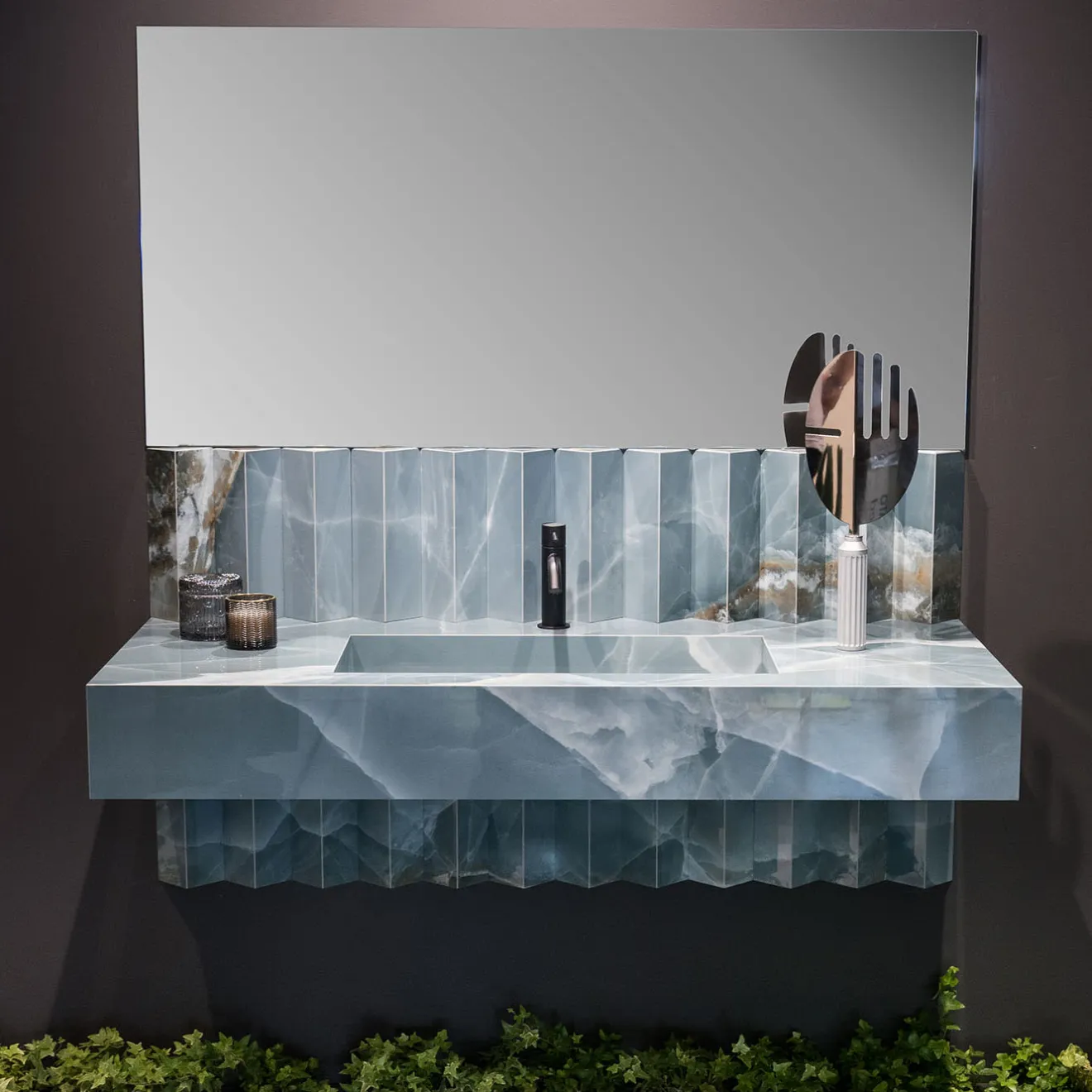 Pollini Home Lavandino per bagno Ratio con backsplash di Sapiens Design