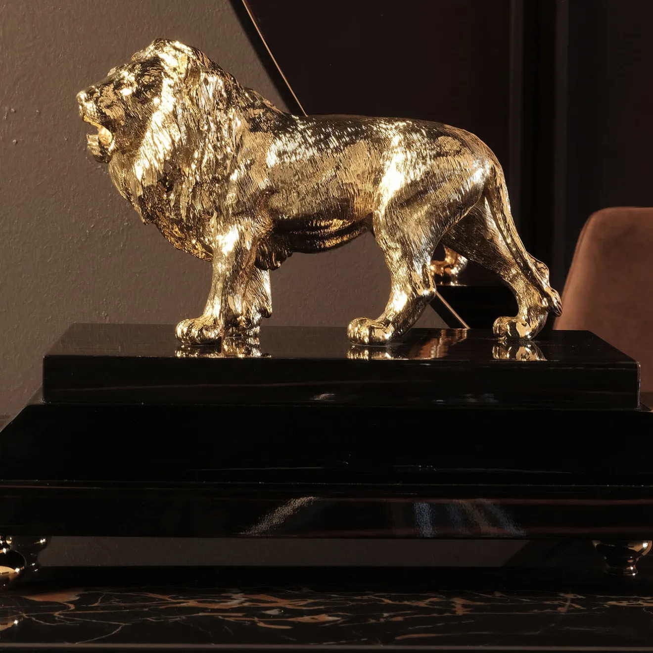 Petri Firenze Leone in ottone con base in lacca nera Figurina